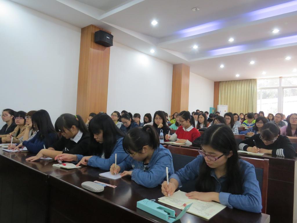 学生正认真听课