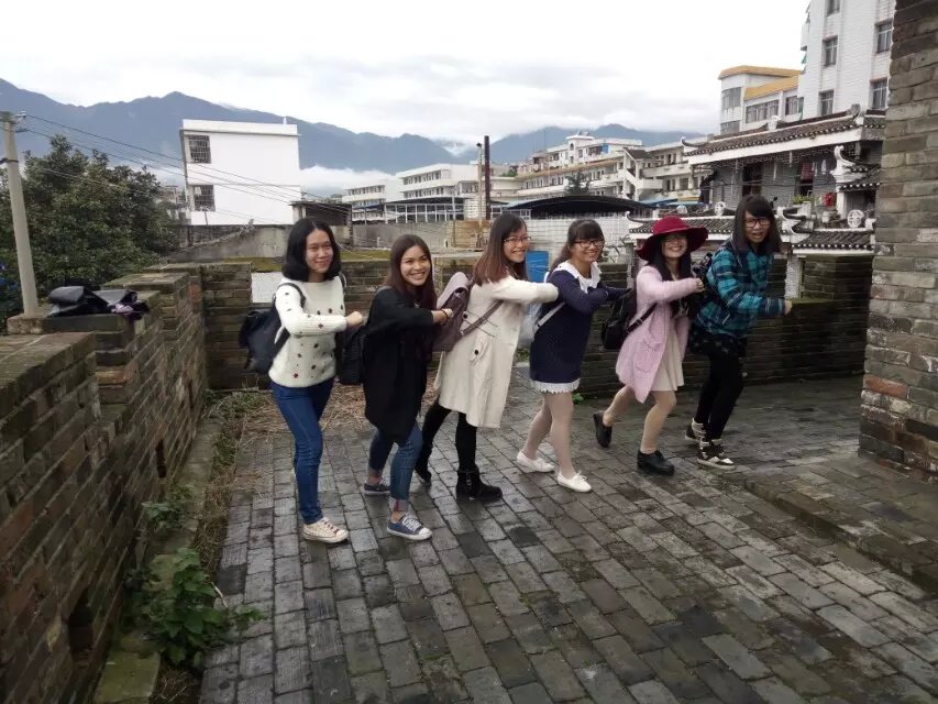 学生在调研时合影