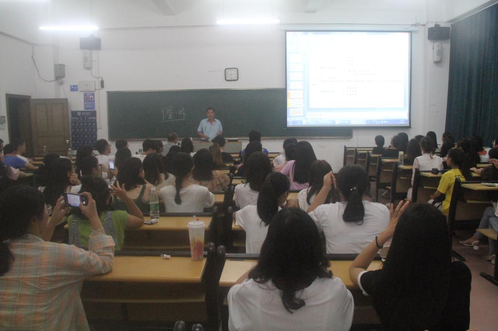 图为海南省中小学科研骨干教师涂平辉讲座现场