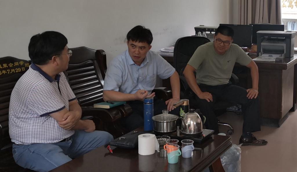 图为我们副院长齐新林(左)与黄瑶中学交流现场