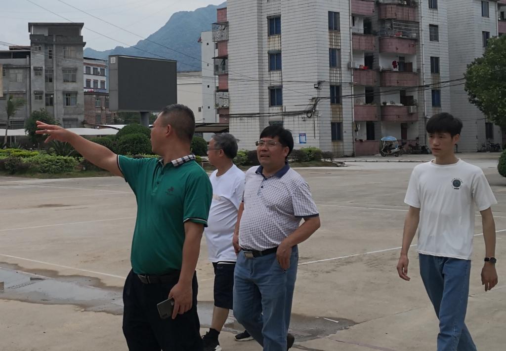 图为我们副院长齐新林(左二)与昭平五中学校领导参观校园