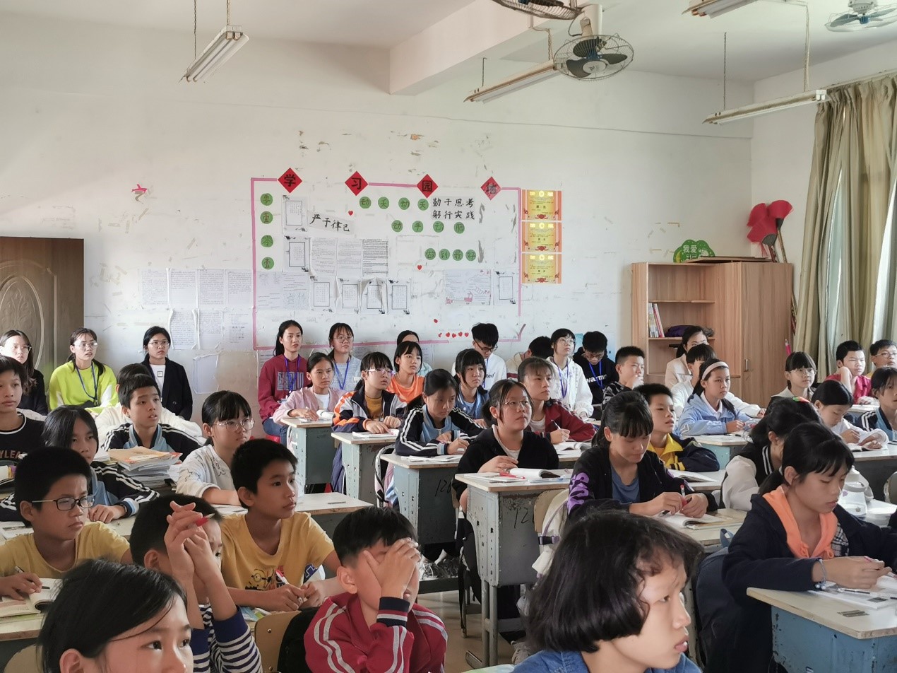 图为我们实习生听课现场