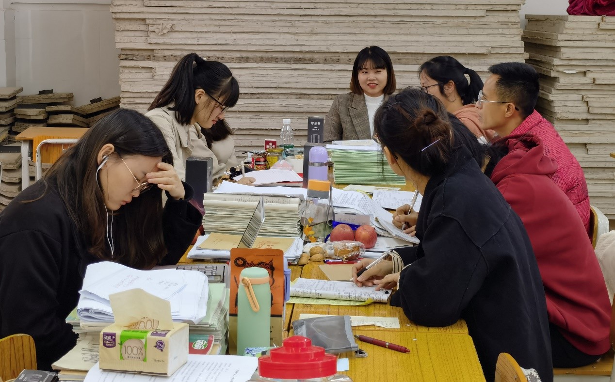 图为信都一中部分实习生评课现场