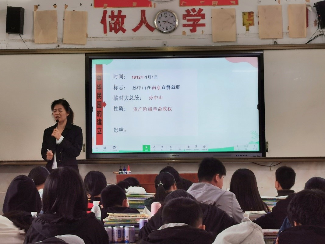 图为信都一中历史课教师代表胡秀群上课现场