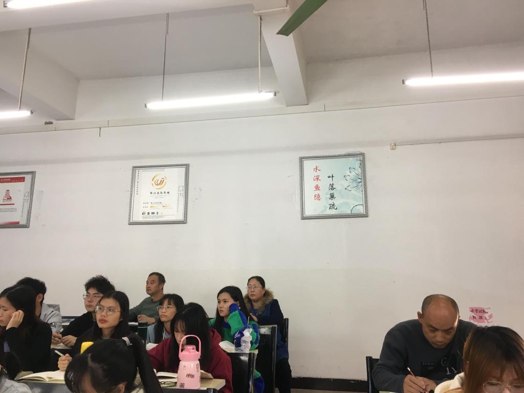 图为我们副院长郭纯平(左二)听巡课活动现场听课图片