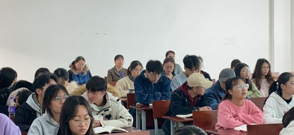 图为我们副院长郭纯平(左一)听巡课活动现场听课图片