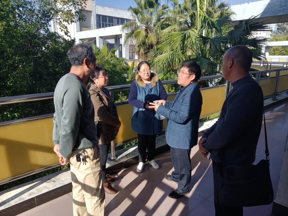 图为我们副院长郭纯平(左三)听巡课活动课后交流图片