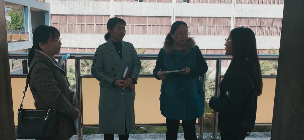 图为我们副院长郭纯平(右二)听巡课活动课后交流图片