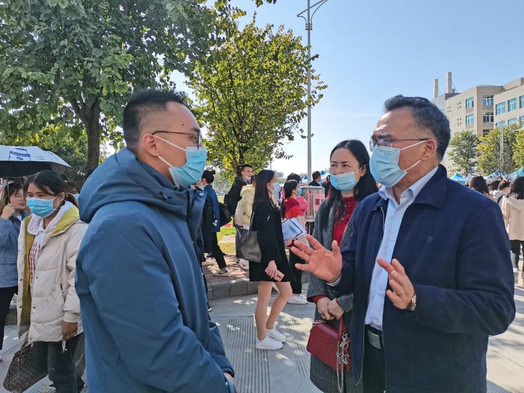 图为毛芳才副书记与我们毕业生石涛交流