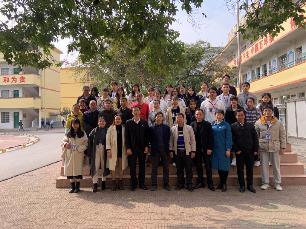 图为全体实习生与领导老师合影留念