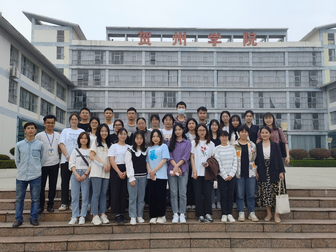 图为我们领导老师和昭平五中实习点实习生合影