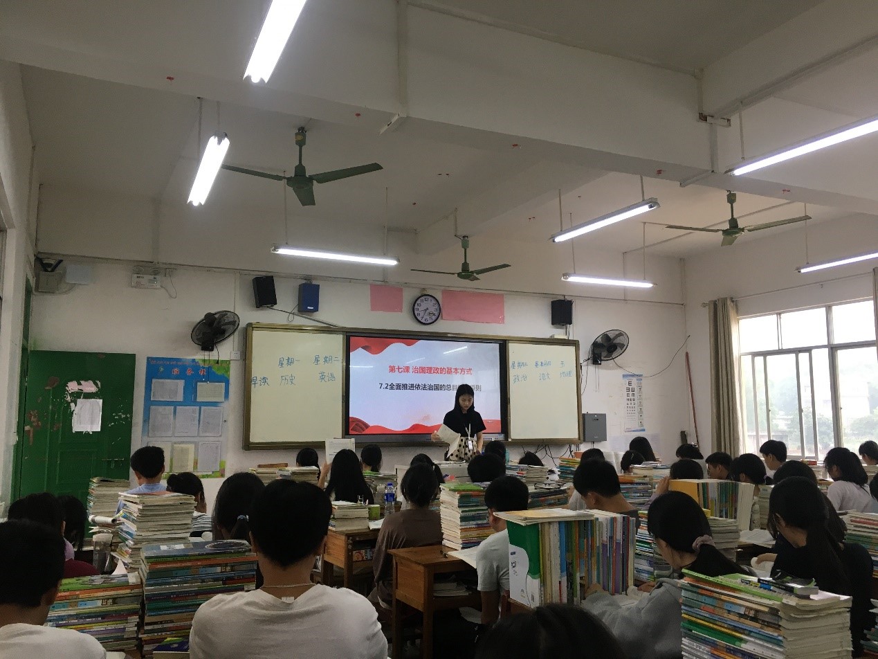 图为2018级思想政治教育专业学生郑灵芝上课现场