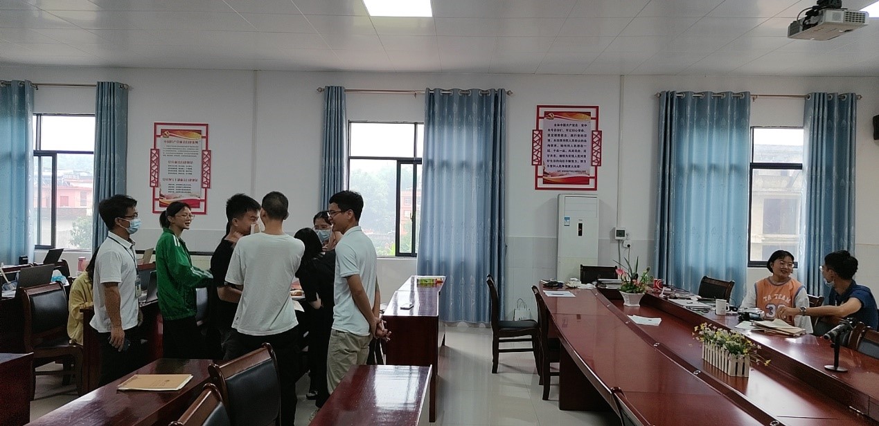 图为学院老师与实习生交流现场