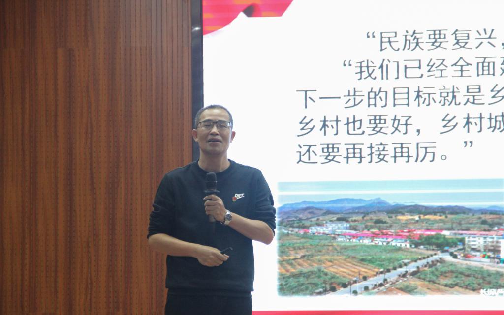 图为吴继寿副教授讲课