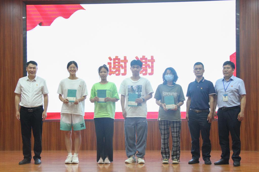 图为现场抢答学生与授课教师留念合影