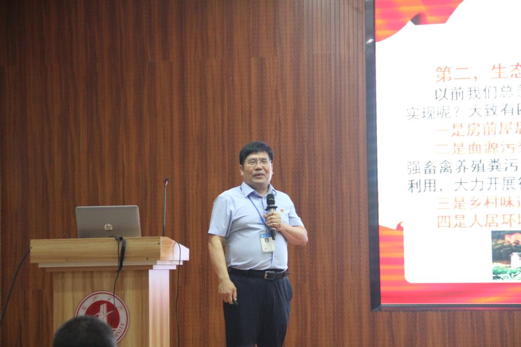 图为齐新林教授讲课