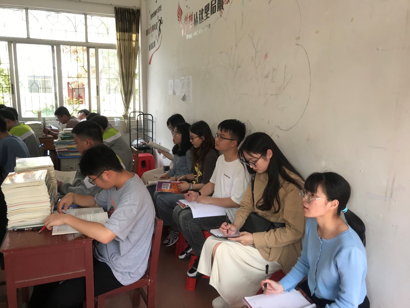 图为我们实习生听课现场