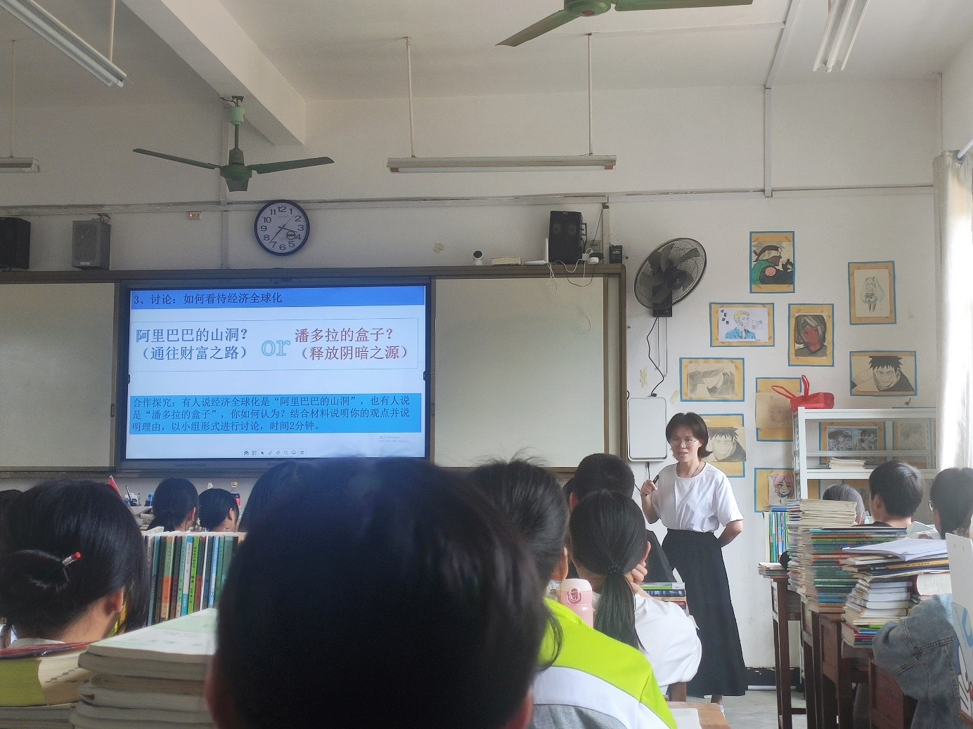 图为昭平五中历史课教师代表范斯转上课现场