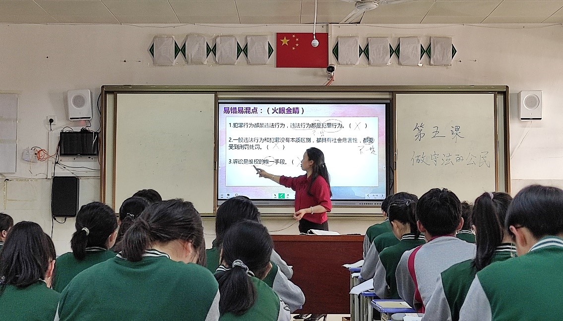 图为平桂二中道法课教师代表陈尚妮上课现场