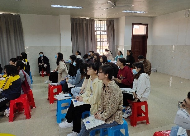 图为实习生听课现场