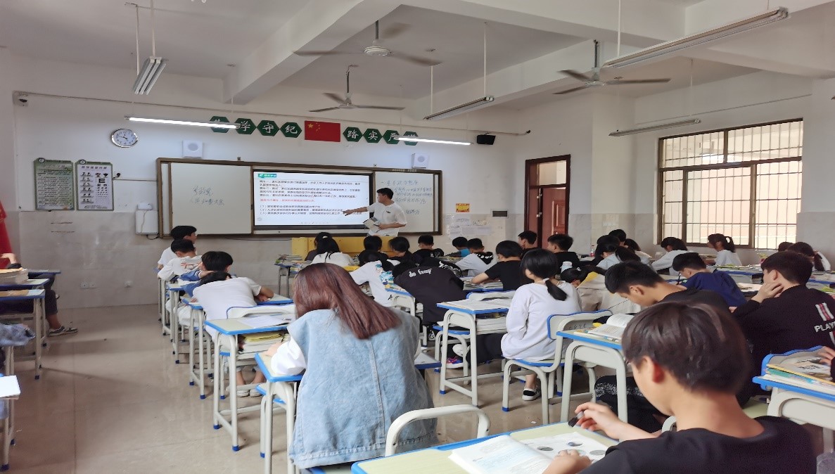 图为我们思想政治教育专业学生李任华上课现场
