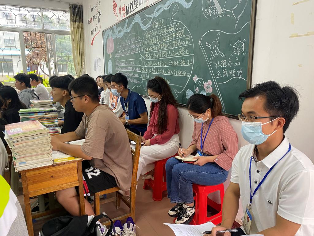 图为四位老师在昭平五中进行中期检查听课现场