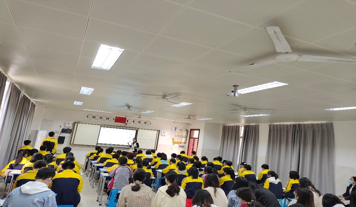 图为平桂二中历史课教师代表罗容上课现场