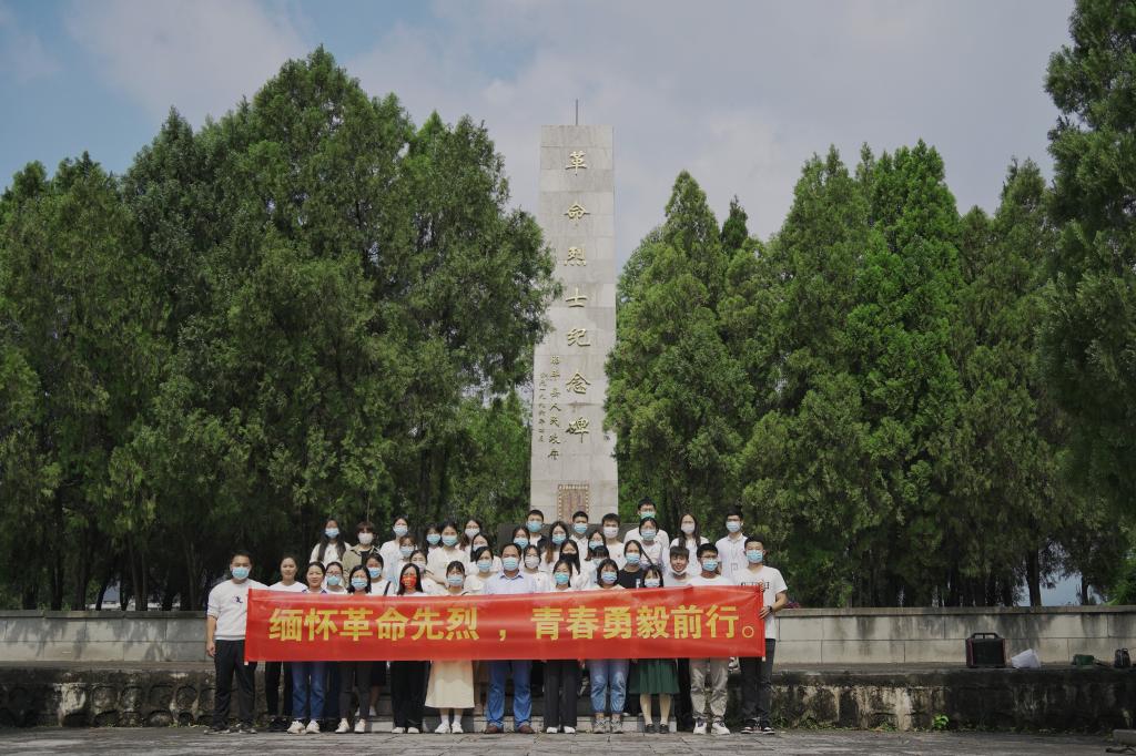 图为昭平五中实习生参加烈士陵园扫墓现场