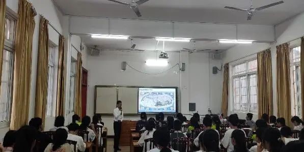图为政治与历史学院实习生代表陆炳木讲课