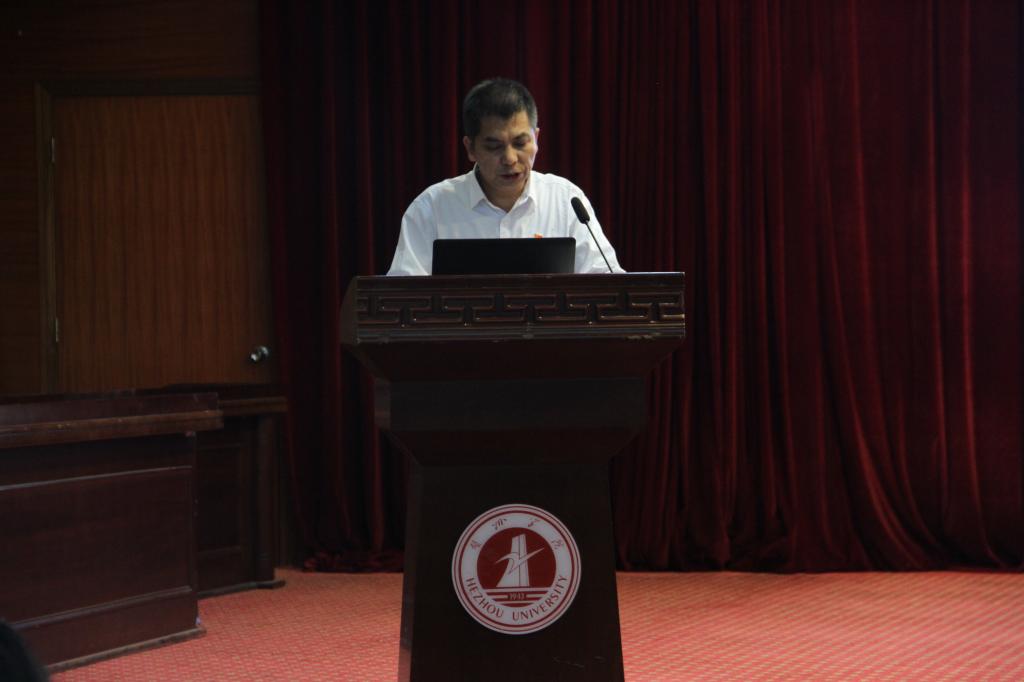 图为肖永建老师讲课