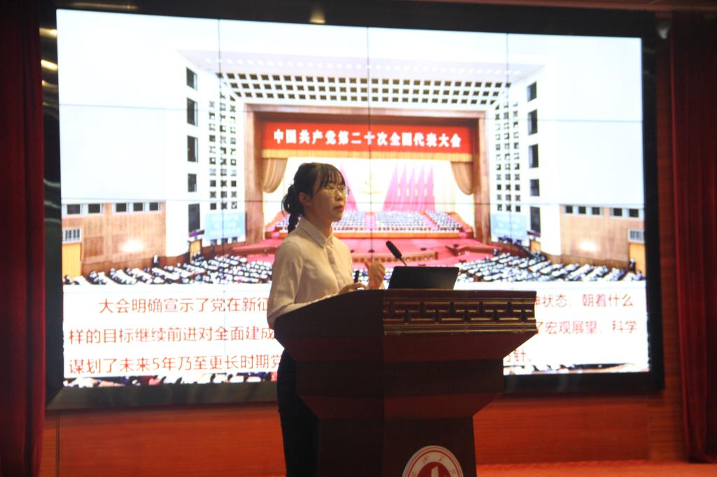 图为岑锦媚老师讲课