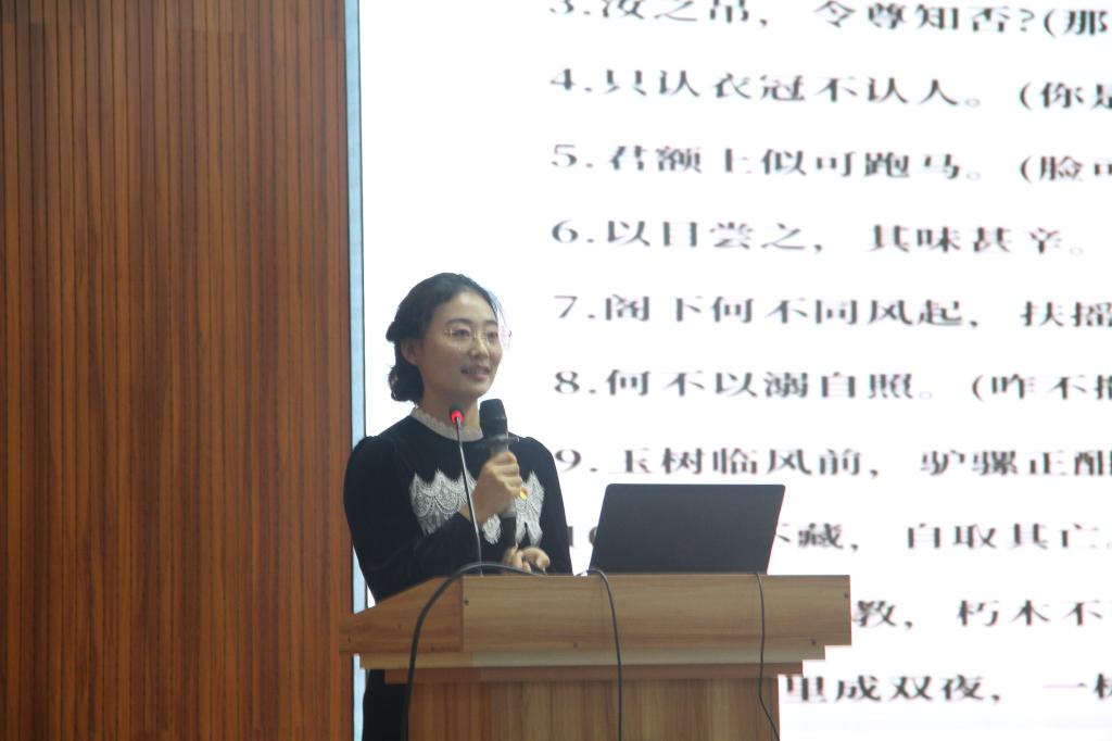 图为王卫花老师授课