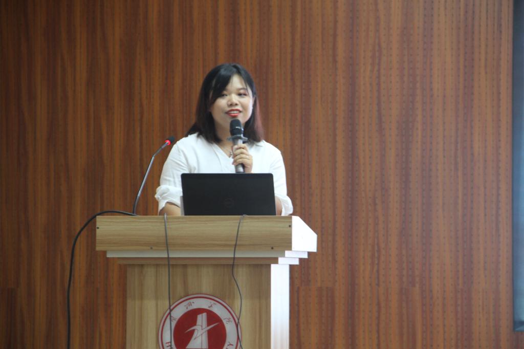 图为李辉老师授课