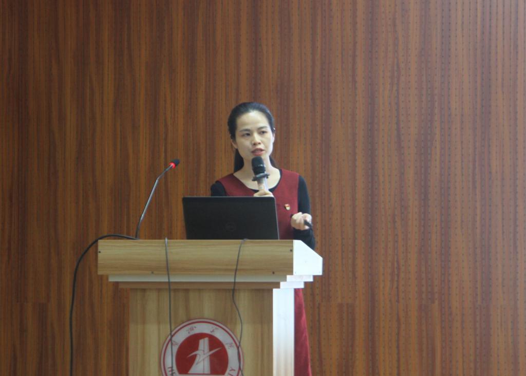 图为林素珍老师授课