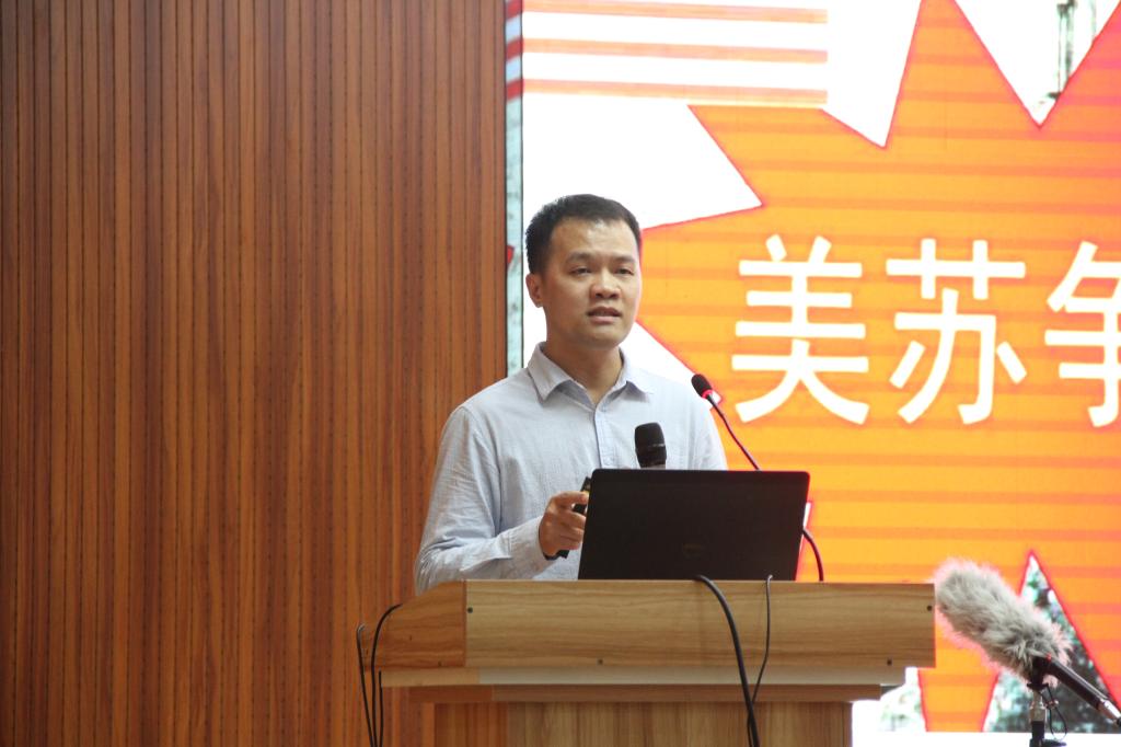 图为覃康聪老师授课