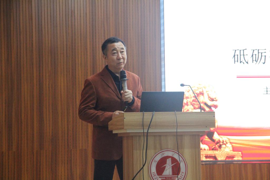 图为吴郭泉校长授课