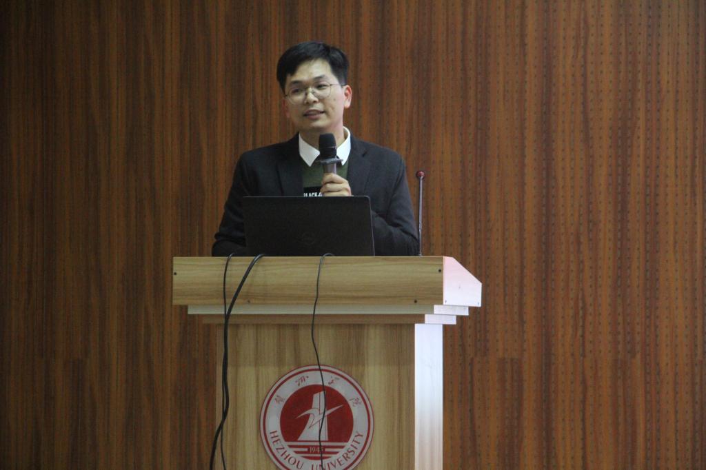 图为蒋声波老师授课