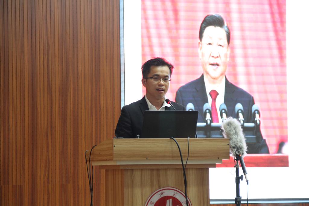 图为罗汉光老师授课