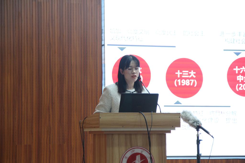 图为李金兰老师授课