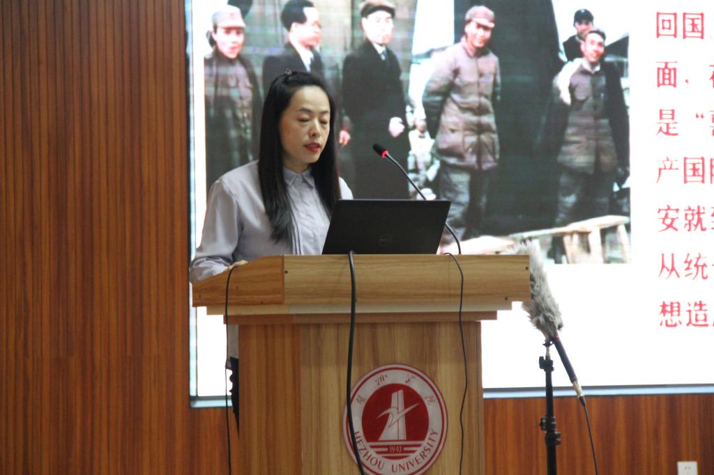 图为李锐锐博士授课