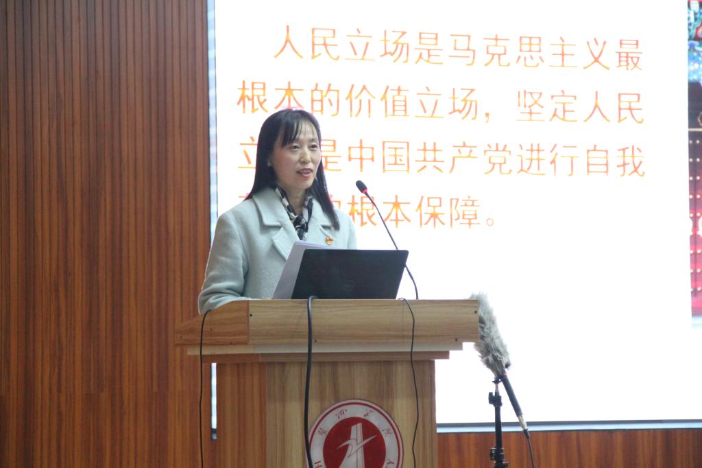 图为刘洪老师授课