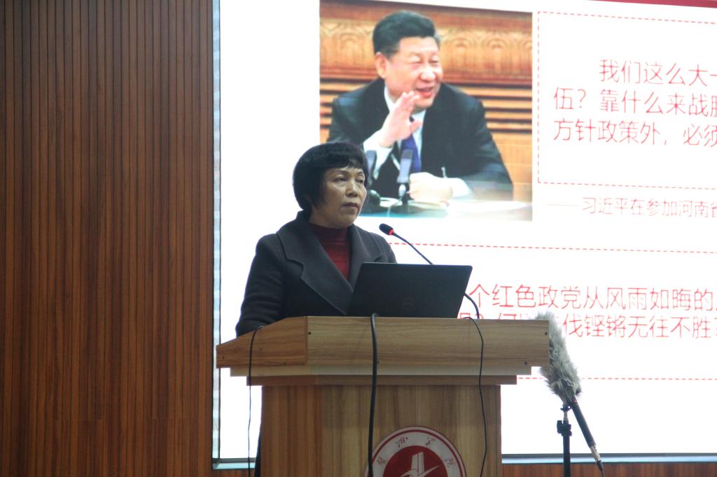 图为兰瑞芳老师授课