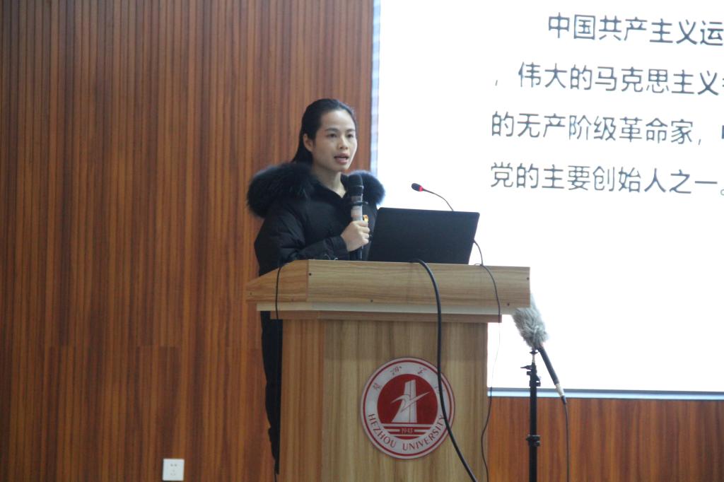 图为林素珍老师讲课