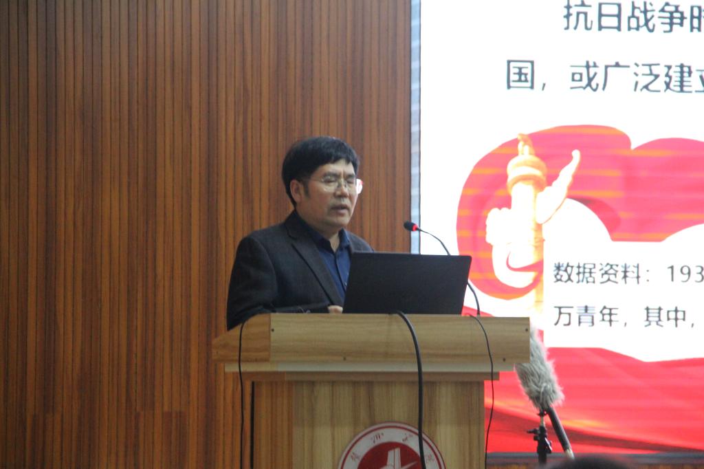 图为齐新林教授讲课