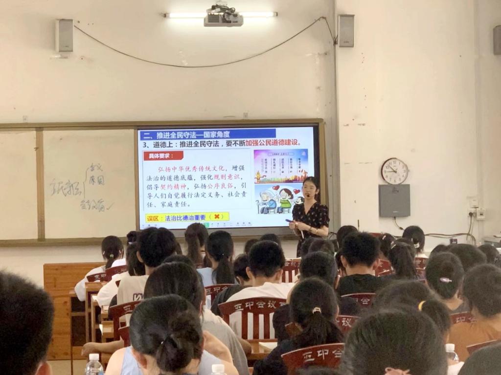 我们2020级思政专业实习生黄桂凤在昭平五中开展“同课异构”公开课