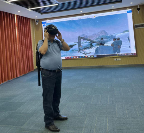 在广西大学437bwin必赢国际官网VR虚拟仿真实验中心体验《爬雪山》VR资源